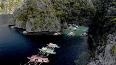Filipinler, Palawan 'daki Coron Adası' ndaki Karst kireçtaşı kayalıkları ile birlikte turkuaz tropikal göl manzarası. UNESCO Dünya Mirası Geçici Listesi, Baracuda Gölü