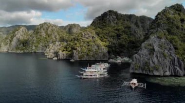 Filipinler, Palawan 'daki Coron Adası' ndaki Karst kireçtaşı kayalıkları ile birlikte turkuaz tropikal göl manzarası. UNESCO Dünya Mirası Geçici Listesi, Baracuda Gölü