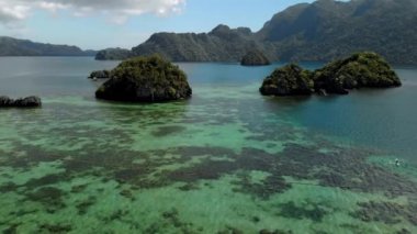 Coron Bay yakınlarındaki Siete Pecados adalarının hava manzarası. Palawan. 
