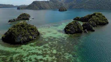 Coron Bay yakınlarındaki Siete Pecados adalarının hava manzarası. Palawan. 
