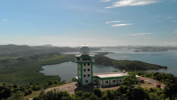 在Busuanga Coron岛的菲律宾国家气象雷达站周围飞行 — 图库视频影像