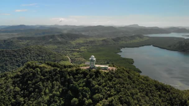 Полет Вокруг Филиппинской Национальной Метеорологической Радиолокационной Станции Острове Бусуанга Корон — стоковое видео