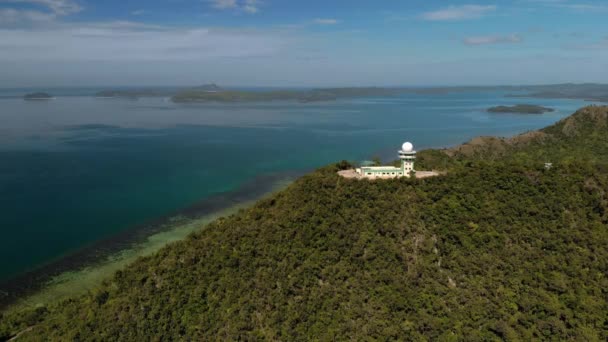 在Busuanga Coron岛的菲律宾国家气象雷达站周围飞行 — 图库视频影像