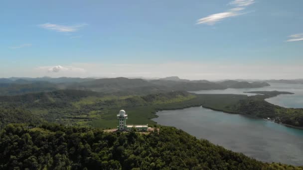 在Busuanga Coron岛的菲律宾国家气象雷达站周围飞行 — 图库视频影像