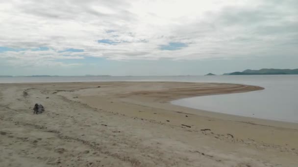 Volando Sobre Hermosa Playa Rio Playa Coron Island Palawan Filipinas — Vídeo de stock