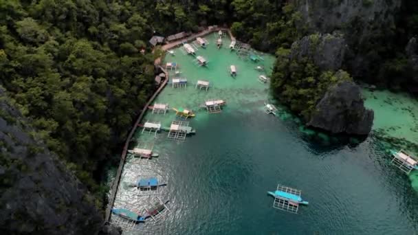 Flygfoto Turkos Tropisk Lagun Med Karst Kalksten Klippor Coron Island — Stockvideo