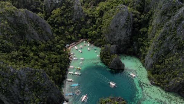 Flygfoto Turkos Tropisk Lagun Med Karst Kalksten Klippor Coron Island — Stockvideo