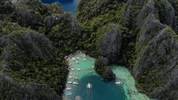 Luftaufnahme Der Türkisfarbenen Tropischen Lagune Mit Karst Kalksteinklippen Auf Coron — Stockvideo