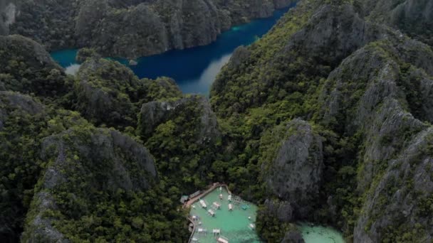 コルン島 パラワン フィリピンのカルスト石灰岩の崖とターコイズブルーの熱帯ラグーンの空中ビュー ユネスコ世界遺産暫定リスト — ストック動画
