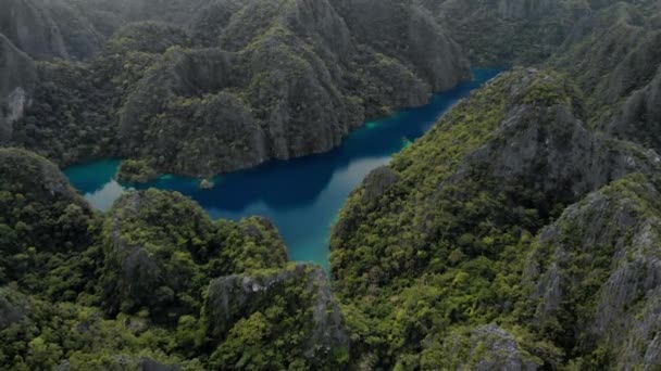 Vista Aérea Laguna Tropical Turquesa Con Acantilados Piedra Caliza Karst — Vídeo de stock