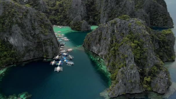 Vista Aérea Laguna Tropical Turquesa Con Acantilados Piedra Caliza Karst — Vídeo de stock