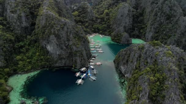 Luftaufnahme Der Türkisfarbenen Tropischen Lagune Mit Karst Kalksteinklippen Auf Coron — Stockvideo