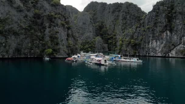 Légi Kilátás Türkiz Trópusi Lagúna Karszt Mészkő Sziklák Coron Island — Stock videók