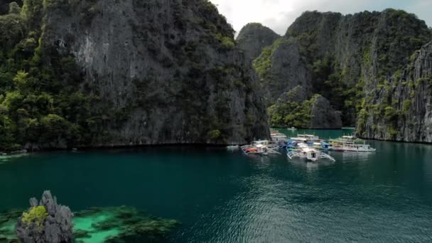 コルン島 パラワン フィリピンのカルスト石灰岩の崖とターコイズブルーの熱帯ラグーンの空中ビュー ユネスコ世界遺産の暫定リストカヤンガン湖 — ストック動画