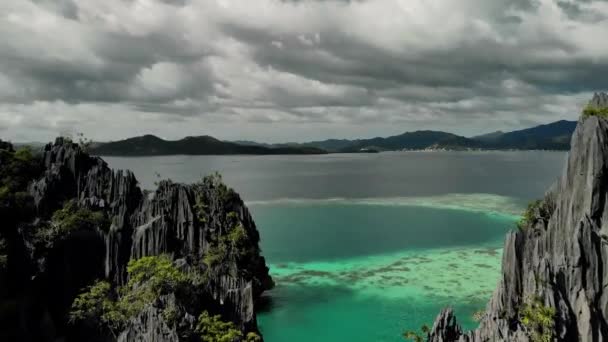 Вид Воздуха Бирюзовую Тропическую Лагуну Известняковыми Скалами Карста Острове Корон — стоковое видео