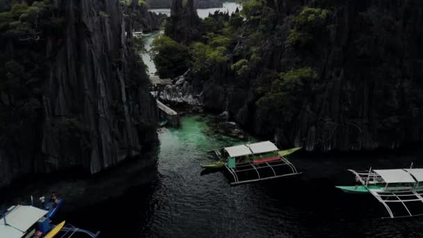 菲律宾巴拉望科龙岛绿松石热带泻湖与喀斯特石灰岩悬崖的空中景观 联合国教科文组织世界遗产临时名单 双湖入口 — 图库视频影像
