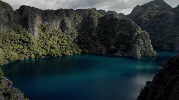 Luftaufnahme Der Türkisfarbenen Tropischen Lagune Mit Karst Kalksteinklippen Auf Coron — Stockvideo