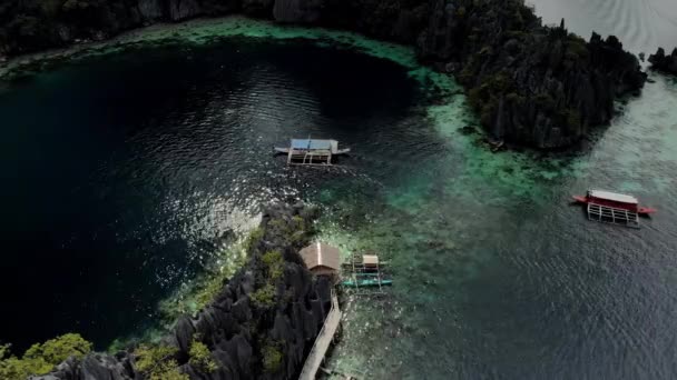 Luftaufnahme Der Türkisfarbenen Tropischen Lagune Mit Karst Kalksteinklippen Auf Coron — Stockvideo