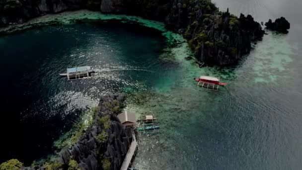 Luftaufnahme Der Türkisfarbenen Tropischen Lagune Mit Karst Kalksteinklippen Auf Coron — Stockvideo