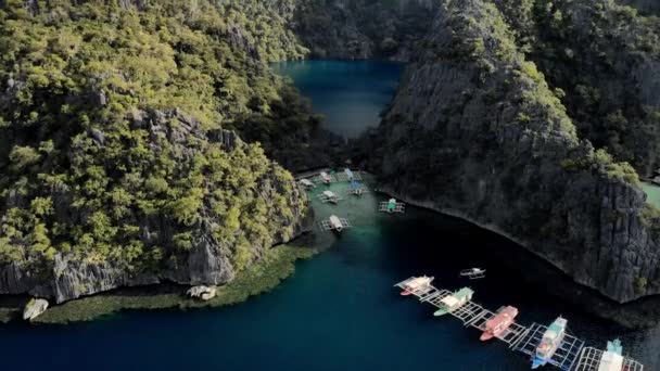 Flygfoto Turkos Tropisk Lagun Med Karst Kalksten Klippor Coron Island — Stockvideo