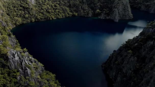 コルン島 パラワン フィリピンのカルスト石灰岩の崖とターコイズブルーの熱帯ラグーンの空中ビュー ユネスコ世界遺産の暫定リストバラクーダ湖 — ストック動画