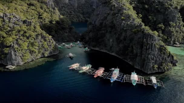 Luftaufnahme Der Türkisfarbenen Tropischen Lagune Mit Karst Kalksteinklippen Auf Coron — Stockvideo