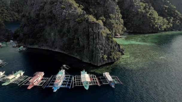 Letecký Pohled Tyrkysovou Tropickou Lagunu Krasovými Vápencovými Útesy Ostrově Coron — Stock video