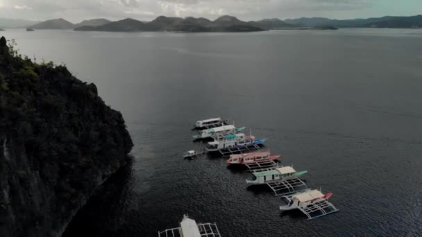 Aerial View Turquoise Tropical Lagoon Karst Limestone Cliffs Coron Island — Stock Video
