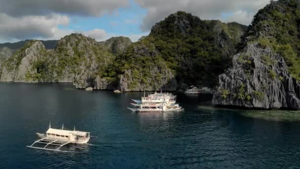 Letecký Pohled Tyrkysovou Tropickou Lagunu Krasovými Vápencovými Útesy Ostrově Coron — Stock video