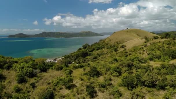 Luchtfoto Van Turquoise Tropische Lagune Vliegen Klein Dorp Met Boten — Stockvideo