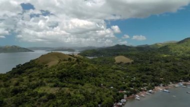 Turkuaz tropik lagünün havadan görünüşü. Filipinler, Palawan, Coron Adası 'ndaki küçük bir köyün üzerinde uçuyorlar. UNESCO Dünya Mirasları Geçici Listesi