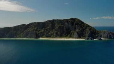 Kara (Malajon) adası, Coron, Palawan, Filipinler 'deki Karst kireçtaşı kayalıkları ile turkuaz tropikal göl manzarası