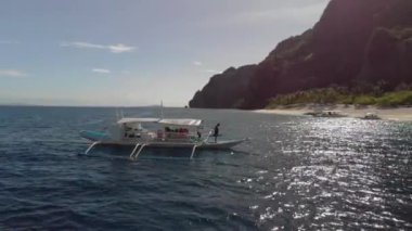 Kara (Malajon) adası, Coron, Palawan, Filipinler, kayıklar etrafında uçan Karst kireçtaşı kayalıkları ile turkuaz tropikal göl manzarası