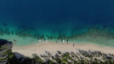 Kara (Malajon) adası, Coron, Palawan, Filipinler 'deki Karst kireçtaşı kayalıkları ile turkuaz tropikal göl manzarası