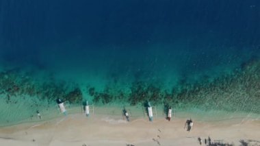 Kara (Malajon) adası, Coron, Palawan, Filipinler, Filipinler 'deki Karst kireçtaşı kayalıkları ile turkuaz tropikal göl manzarası