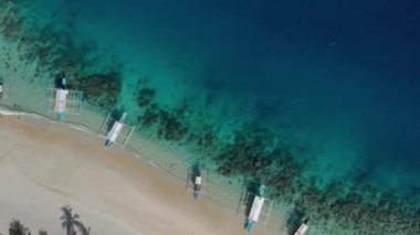 Kara (Malajon) adası, Coron, Palawan, Filipinler, Filipinler 'deki Karst kireçtaşı kayalıkları ile turkuaz tropikal göl manzarası