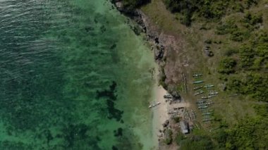 Filipinler, Cebu 'daki Bantaya adasının yanındaki balıkçı teknesinin üzerinde uçuyor.