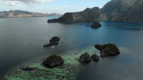 Uitzicht Vanuit Lucht Een Prachtig Eilandje Siete Pecados Buurt Coron — Stockvideo