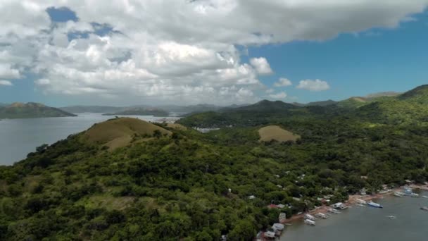 ターコイズブルーの熱帯ラグーンの空中ビュー ボートで小さな村の上を飛んで係留され コロン島 パラワン フィリピン ユネスコ世界遺産暫定リスト — ストック動画
