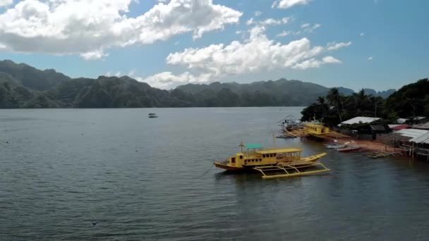 Vista Aérea Lagoa Tropical Turquesa Voando Sobre Pequena Aldeia Com — Vídeo de Stock