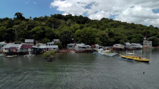 Luchtfoto Van Turquoise Tropische Lagune Vliegen Klein Dorp Met Boten — Stockvideo