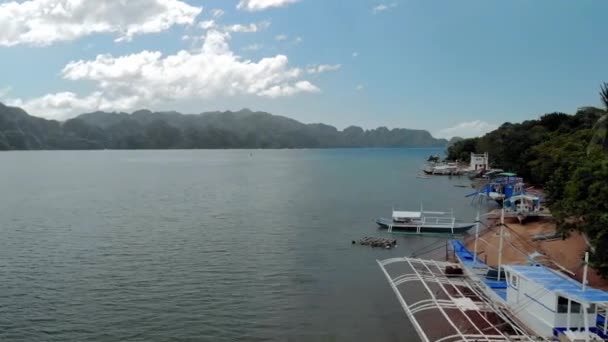 青绿色热带泻湖的空中景观 在菲律宾巴拉望Coron岛 用船只停泊在小村庄上空 教科文组织世界遗产暂定清单 — 图库视频影像