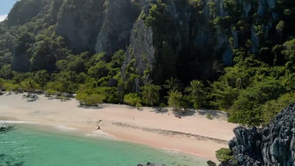Aerial View Turquoise Tropical Lagoon Karst Limestone Cliffs Black Malajon — Stock Video