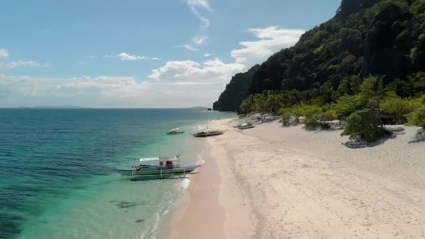 Luchtfoto Van Turquoise Tropische Lagune Met Karst Kalkstenen Kliffen Black — Stockvideo