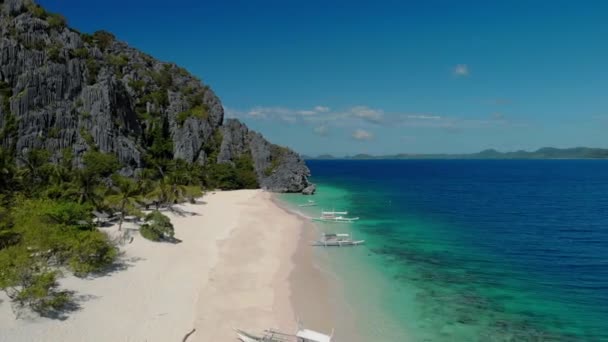 Aerial View Turquoise Tropical Lagoon Karst Limestone Cliffs Black Malajon — Stock Video