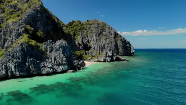 Vista Aérea Lagoa Tropical Turquesa Com Penhascos Calcário Karst Ilha — Vídeo de Stock