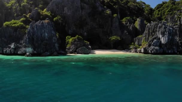 Vista Aérea Laguna Tropical Turquesa Con Acantilados Piedra Caliza Karst — Vídeo de stock