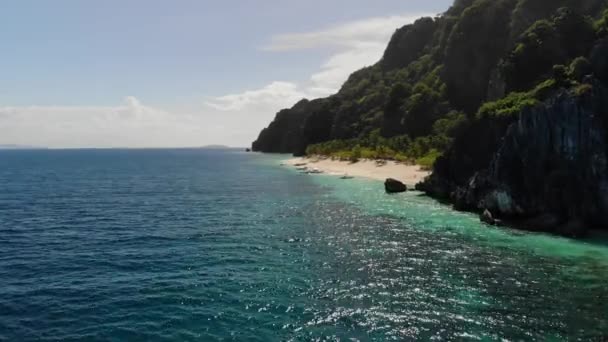 Vista Aerea Della Laguna Tropicale Turchese Con Scogliere Calcaree Carsiche — Video Stock