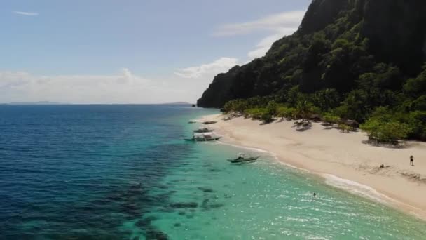 Veduta Aerea Della Laguna Tropicale Turchese Con Scogliere Calcaree Carsiche — Video Stock