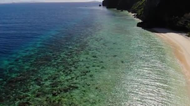 Vista Aérea Laguna Tropical Turquesa Con Acantilados Piedra Caliza Karst — Vídeos de Stock